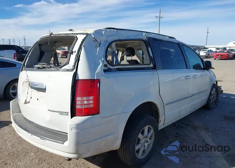 2010 Chrysler Town & Country Touring z USA, uszkodzony, nr VIN 2A4RR5D11AR346637
